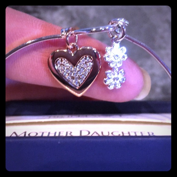 1 LEFT!💖 SILVER SWAROVSKI CRYSTALS CHARM BRACELET - Picture 3 of 4